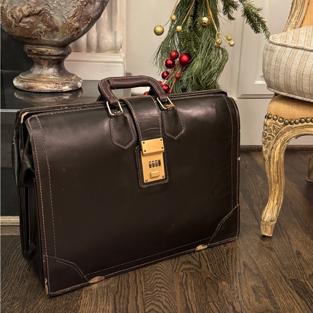 Vintage Leather Lock Briefcase – Classic Executive Style Perfect Christmas Gift